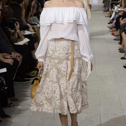 Camisa blanca y falda beige de la colección de primavera/verano 2016 de Michael Kors en Nueva York Fashion Week