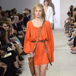 Vestido naranja de la colección de primavera/verano 2016 de Michael Kors en Nueva York Fashion Week