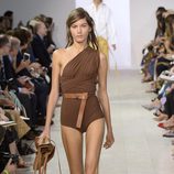 Bañador marrón de la colección de primavera/verano 2016 de Michael Kors en Nueva York Fashion Week