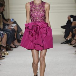 Vestido rosa corto de la colección de primavera/verano 2016 de Marchesa en Nueva York Fashion Week