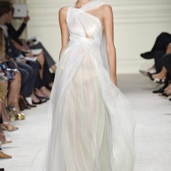 Vestido largo blanco de la colección de primavera/verano 2016 de Marchesa en Nueva York Fashion Week