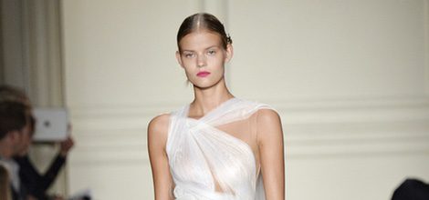 Vestido largo blanco de la colección de primavera/verano 2016 de Marchesa en Nueva York Fashion Week