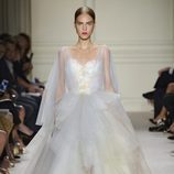 Vestido blanco largo de la colección de primavera/verano 2016 de Marchesa en Nueva York Fashion Week