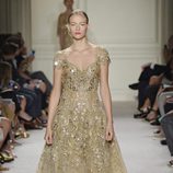 Vestido dorado largo de la colección de primavera/verano 2016 de Marchesa en Nueva York Fashion Week