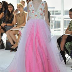Vestido rosa de noche la colección de primavera/verano 2016 de Jesús del Pozo en Nueva York Fashion Week