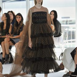 Vestido negro y marrón de la colección de primavera/verano 2016 de Jesus del Pozo en Nueva York Fashion Week