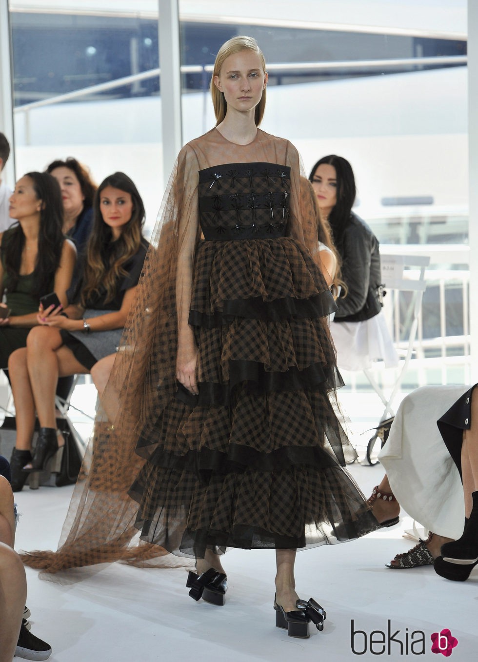 Vestido negro y marrón de la colección de primavera/verano 2016 de Jesus del Pozo en Nueva York Fashion Week