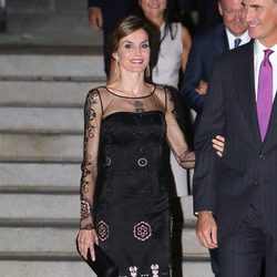 La Reina Letizia con un vestido negro de Felipe Varela en su viaje oficial a Estados Unidos