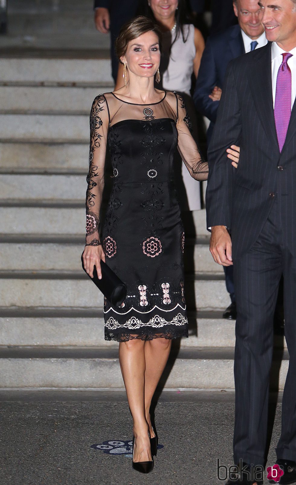 La Reina Letizia con un vestido negro de Felipe Varela en su viaje oficial a Estados Unidos