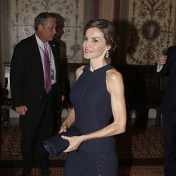 La Reina Letizia con un vestido azul brillante en su viaje oficial a Estados Unidos