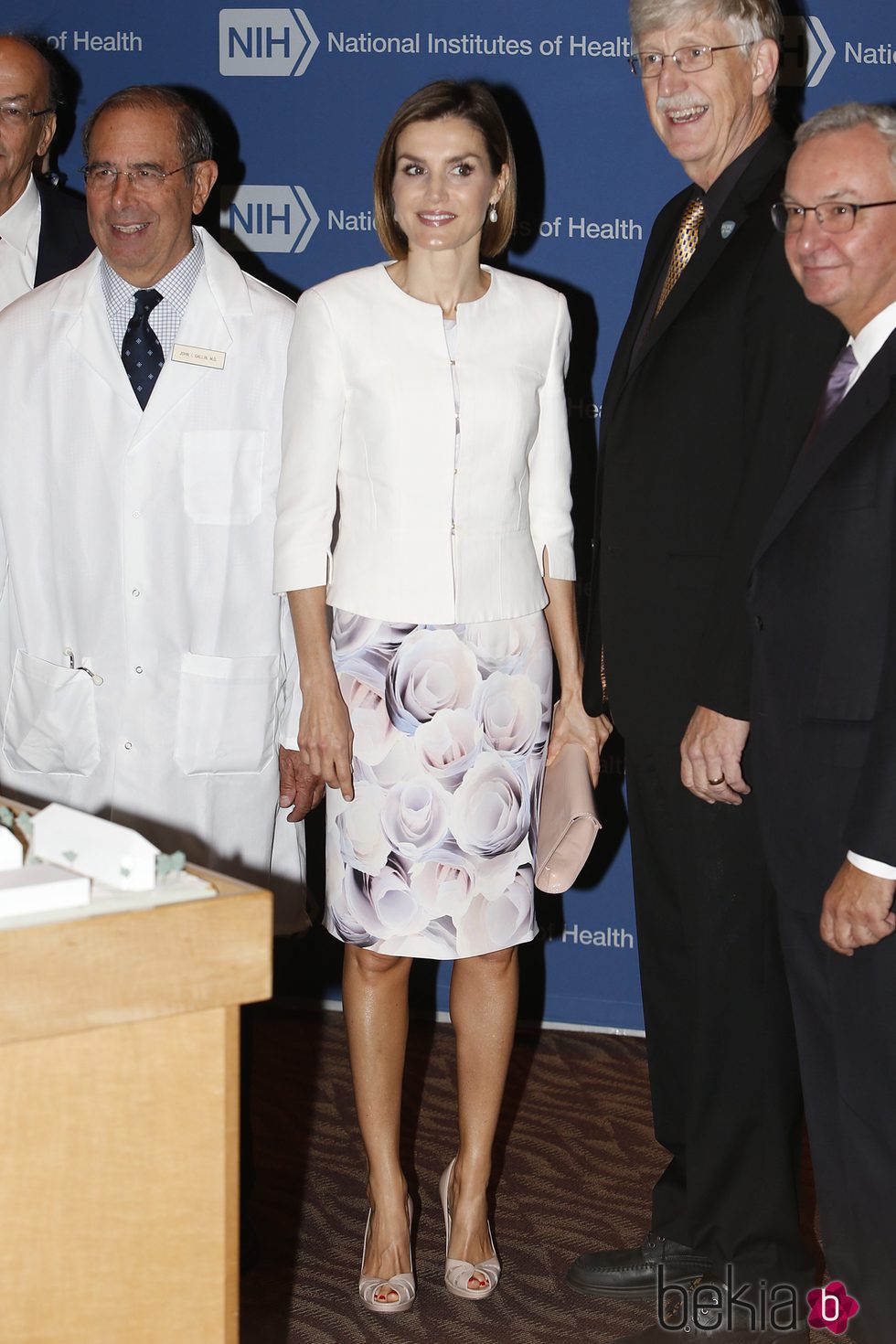La Reina Letizia vestido estampado con chaqueta blanca en su viaje oficial a Estados Unidos