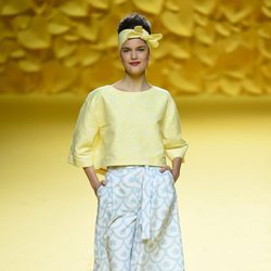 Falda y camisa amarilla Agatha Ruiz de la Prada para primavera/verano 2016 Madrid Fashion Week