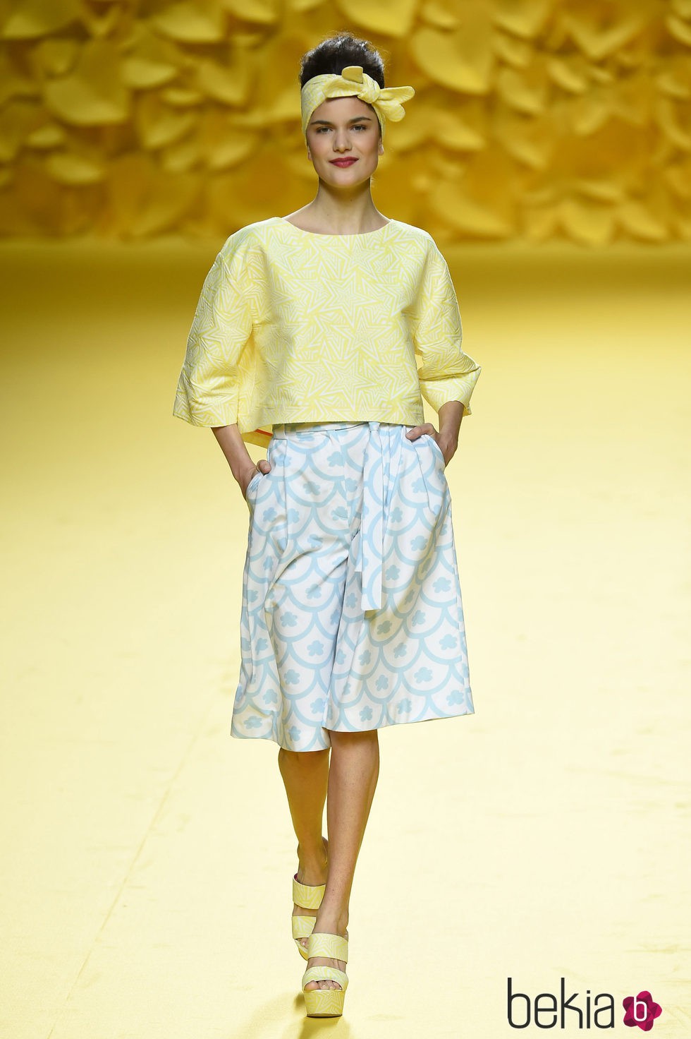 Falda y camisa amarilla Agatha Ruiz de la Prada para primavera/verano 2016 Madrid Fashion Week