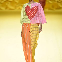 Vestido de colores con corazón de Ágatha Ruiz de la Prada para primavera/verano 2015 en Madrid Fashion Week