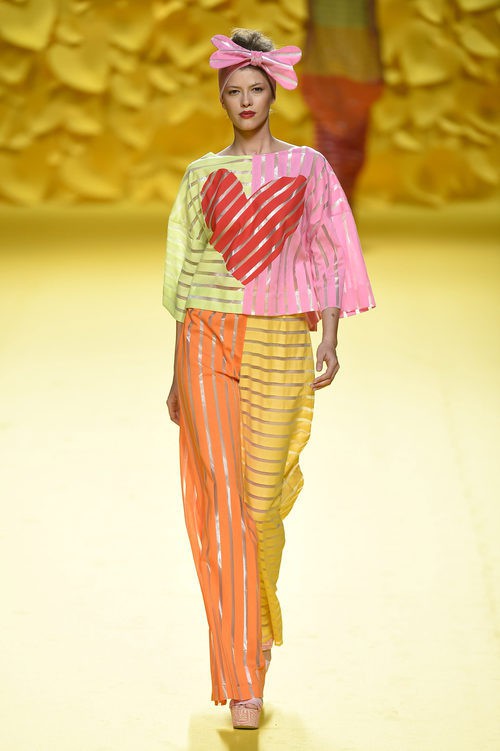 Vestido de colores con corazón de Ágatha Ruiz de la Prada para primavera/verano 2015 en Madrid Fashion Week