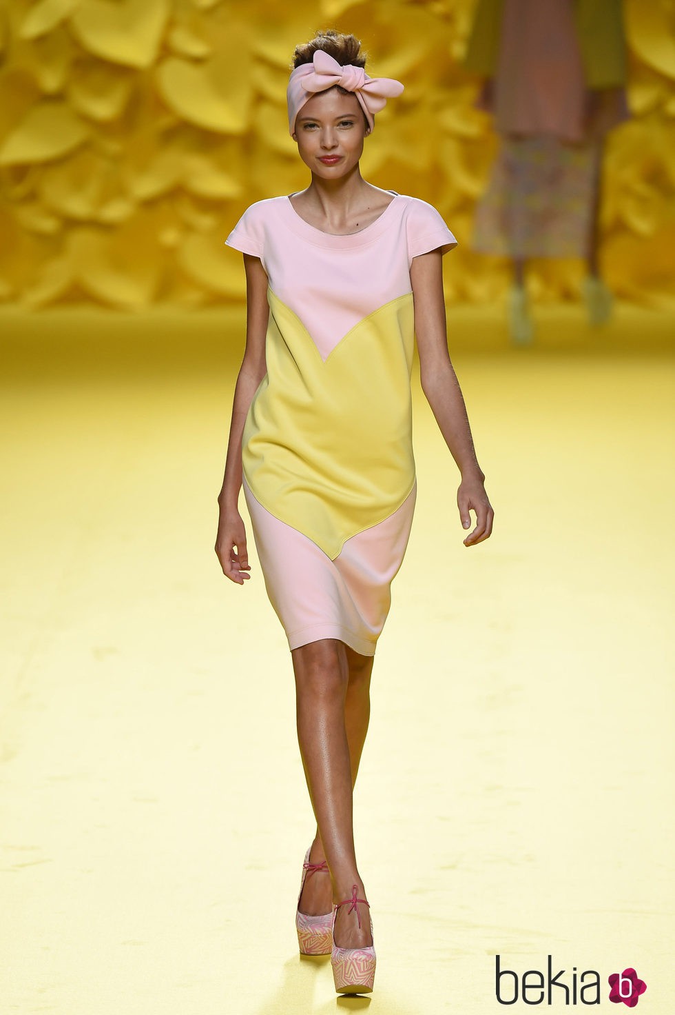 Vestido rosa con corazón de Ágatha Ruiz de la Prada para primavera/verano 2015 en Madrid Fashion Week