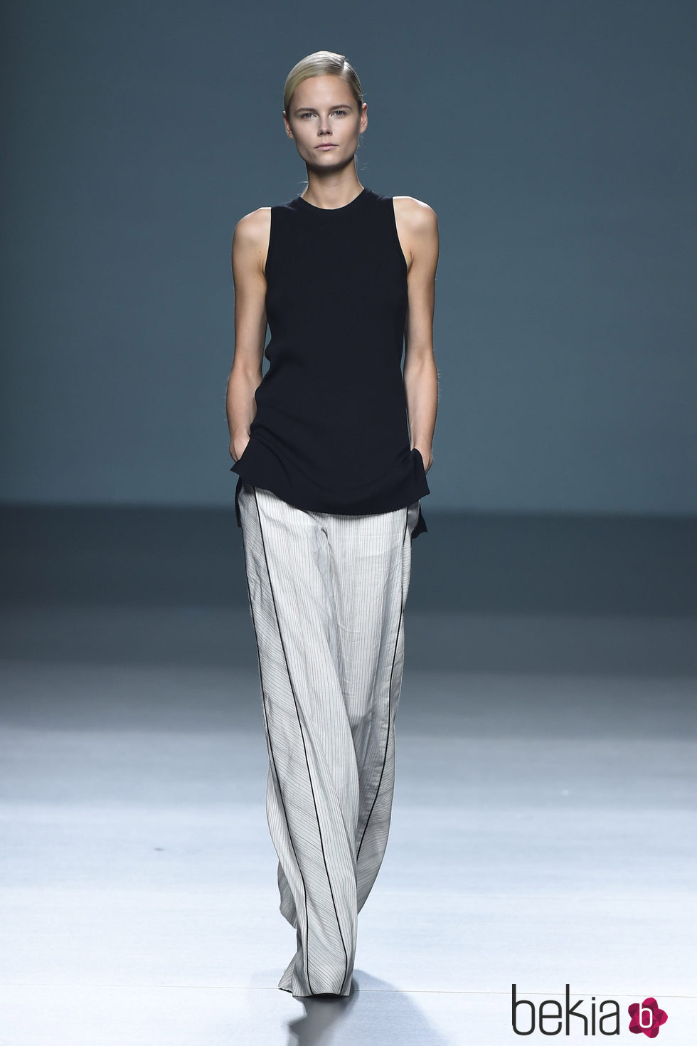 Conjunto negro y gris de Ángel Schlesser para primavera/verano 2015 en Madrid Fashion Week