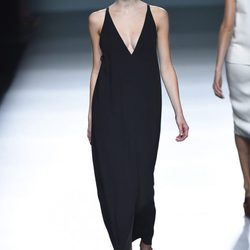 Vestido negro de Ángel Schlesser para primavera/verano 2015 en Madrid Fashion Week