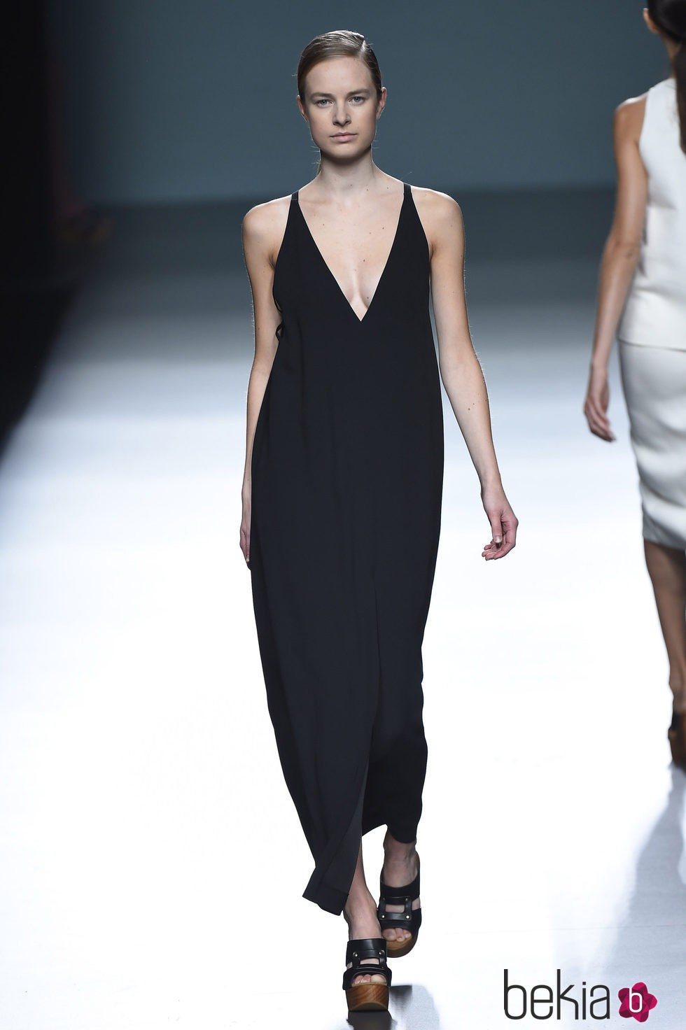 Vestido negro de Ángel Schlesser para primavera/verano 2015 en Madrid Fashion Week