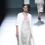 Vestido plata de Ángel Schlesser para primavera/verano 2015 en Madrid Fashion Week