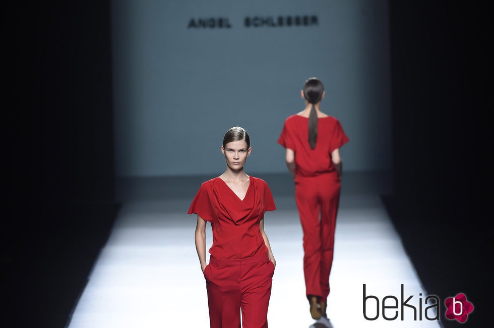 Conjunto rojo de Ángel Schlesser para primavera/verano 2015 en Madrid Fashion Week