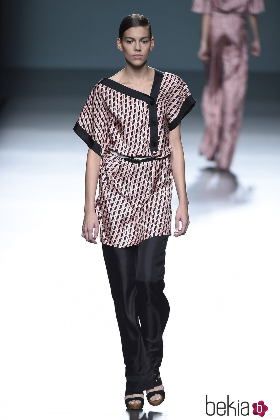 Conjunto negro y estampado de Ángel Schlesser para primavera/verano 2015 en Madrid Fashion Week