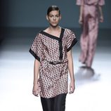 Conjunto negro y estampado de Ángel Schlesser para primavera/verano 2015 en Madrid Fashion Week