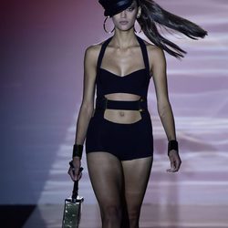 Bañador negro con aberturas de Roberto Verino para primavera/verano 2016 en Madrid Fashion Week