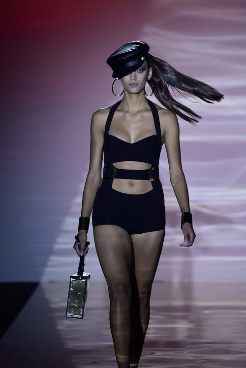 Bañador negro con aberturas de Roberto Verino para primavera/verano 2016 en Madrid Fashion Week