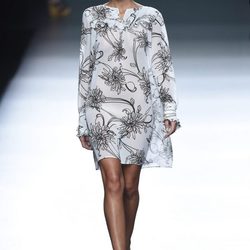 Rocío Crusset con un vestido blanco de Ángel Schlesser para primavera/verano 2015 en Madrid Fashion Week