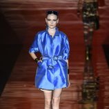 Gabardina azul corta de Roberto Verino para primavera/verano 2016 en Madrid Fashion Week