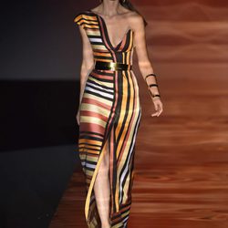 Vestido largo asimétrico a rayas en colores cálidos de Roberto Verino para primavera/verano 2016 en Madrid Fashion Week