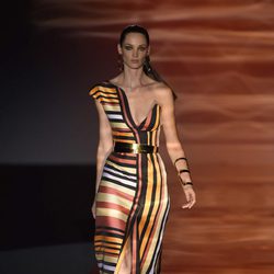 Vestido largo asimétrico a rayas en colores cálidos de Roberto Verino para primavera/verano 2016 en Madrid Fashion Week