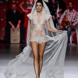 Vestido de novia de encaje de Francis Montesinos para primavera/verano 2016 en Madrid Fashion Week