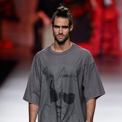 Camiseta gris de hombre de Francis Montesinos para primavera/verano 2016 en Madrid Fashion Week