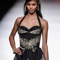 Vestido negro y dorado estilo años 50 de Francis Montesinos para primavera/verano 2016 en Madrid Fashion Week