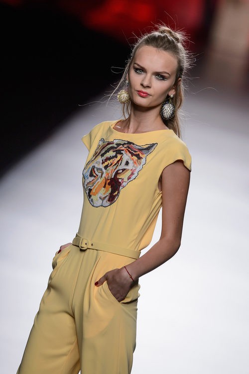 Mono amarillo de Francis Montesinos para primavera/verano 2016 en Madrid Fashion Week