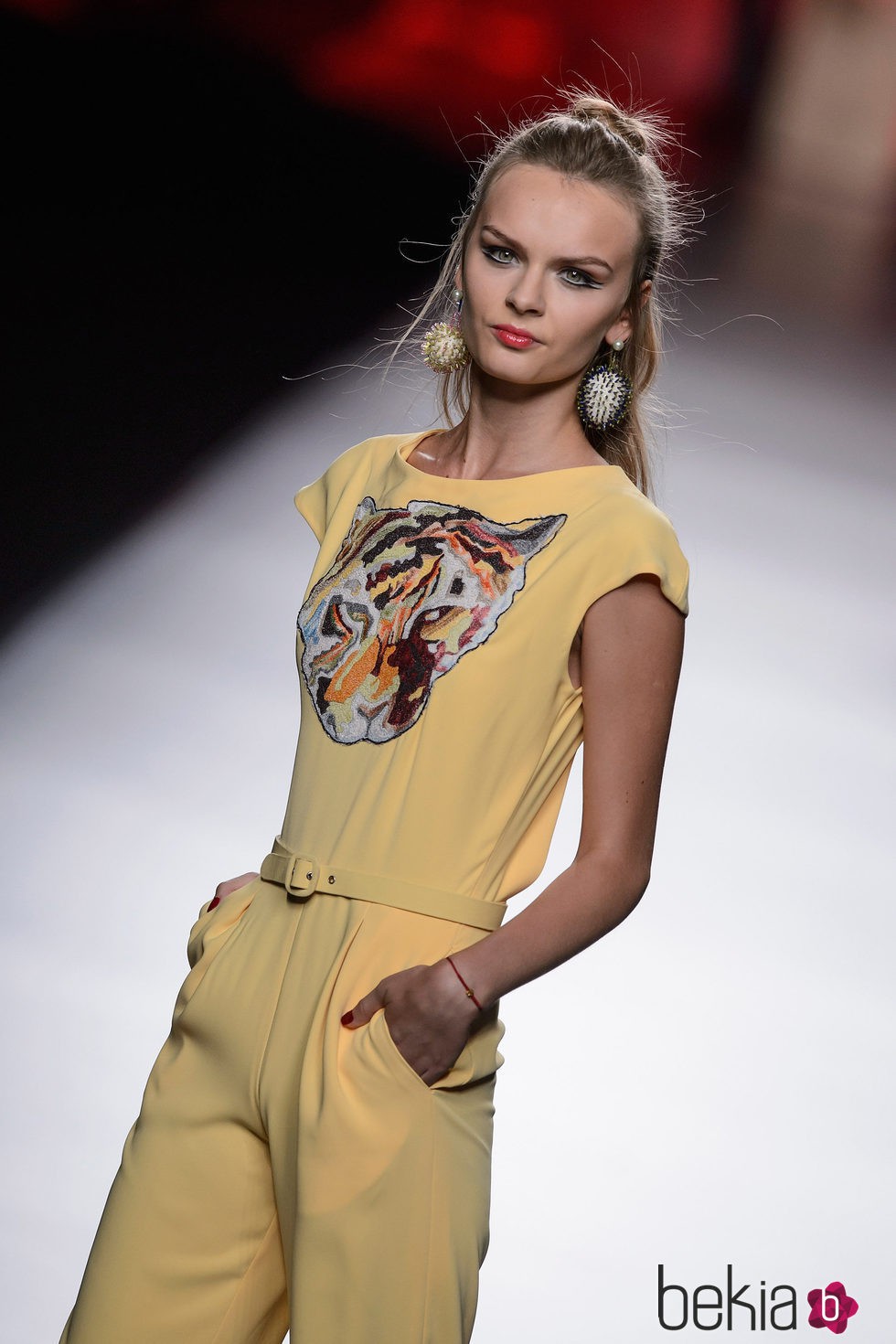 Mono amarillo de Francis Montesinos para primavera/verano 2016 en Madrid Fashion Week