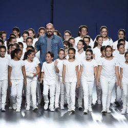 Juan Duyos con un coro de niños en su desfile de la colección primavera/verano 2015 en Madrid Fashion Week
