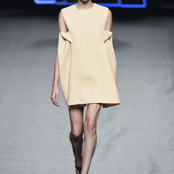 Vestido corto beige de Amaya Arzuaga para primavera/verano 2015 en Madrid Fashion Week