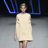 Vestido corto beige de Amaya Arzuaga para primavera/verano 2015 en Madrid Fashion Week