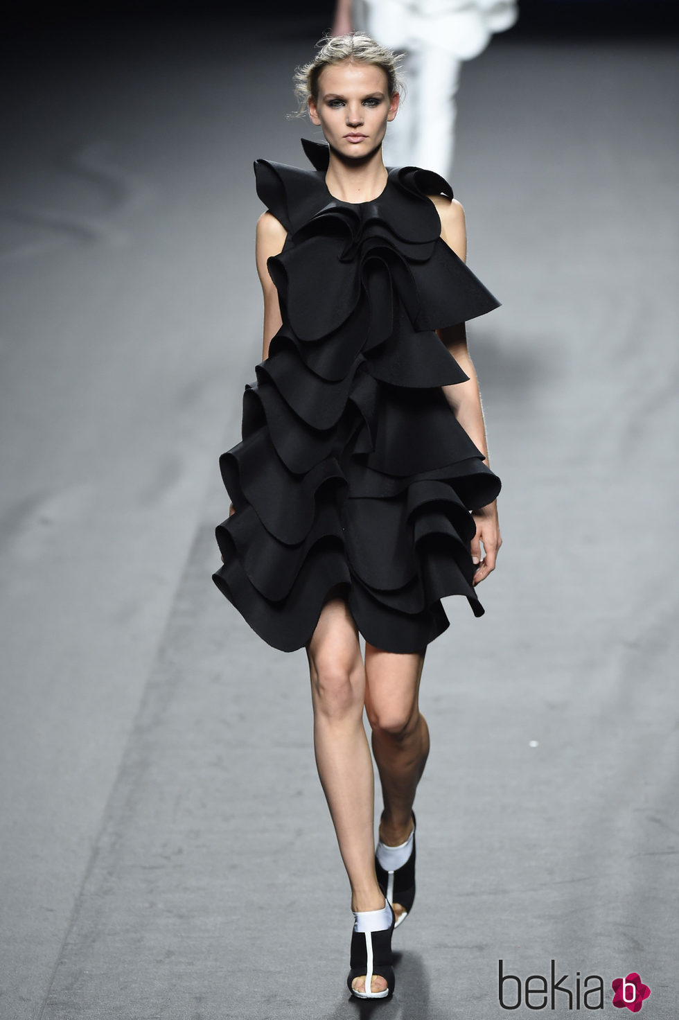 Vestido negro de volantes de Amaya Arzuaga para primavera/verano 2015 en Madrid Fashion Week