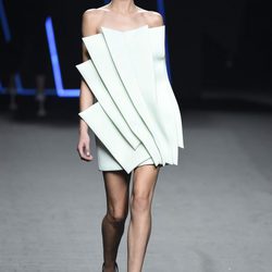 Vestido celeste con pliegues de Amaya Arzuaga para primavera/verano 2015 en Madrid Fashion Week