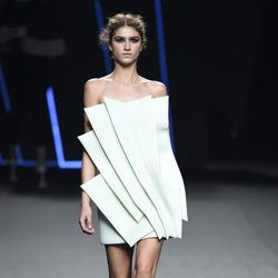 Vestido celeste con pliegues de Amaya Arzuaga para primavera/verano 2015 en Madrid Fashion Week