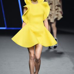 Vestido amarillo con pliegues de Amaya Arzuaga para primavera/verano 2015 en Madrid Fashion Week