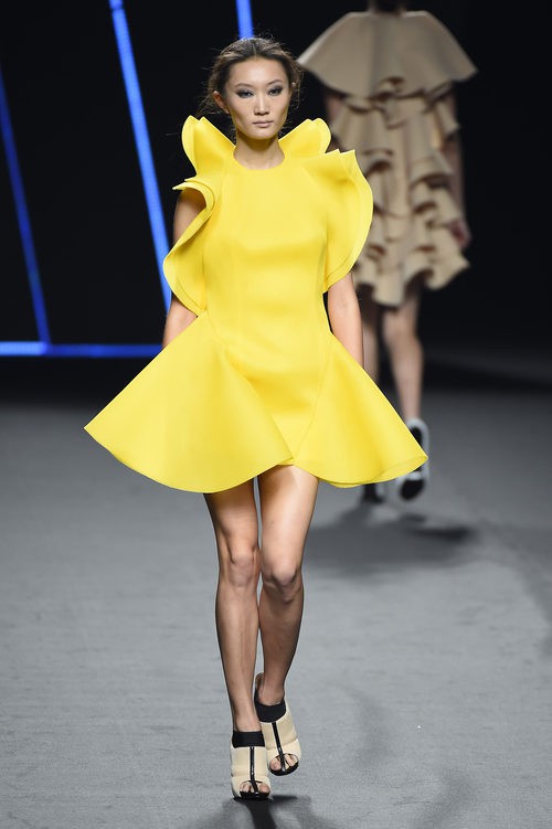 Vestido amarillo con pliegues de Amaya Arzuaga para primavera/verano 2015 en Madrid Fashion Week