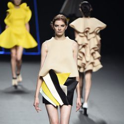 Conjunto beige con pliegues de colores de Amaya Arzuaga para primavera/verano 2015 en Madrid Fashion Week