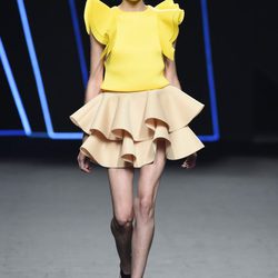 Vestido beige y amarillo de volantes de Amaya Arzuaga para primavera/verano 2015 en Madrid Fashion Week