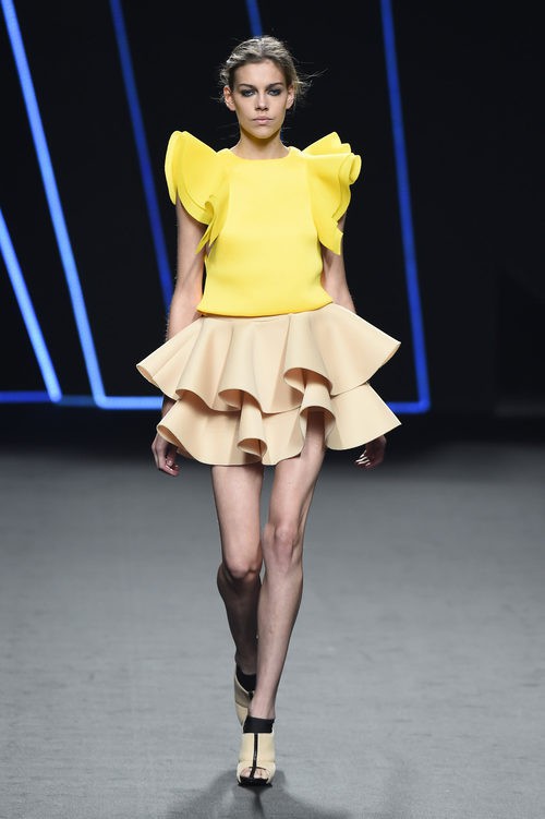 Vestido beige y amarillo de volantes de Amaya Arzuaga para primavera/verano 2015 en Madrid Fashion Week