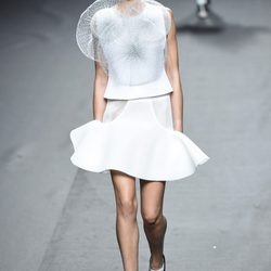 Vestido con superposiciones de Amaya Arzuaga para primavera/verano 2015 en Madrid Fashion Week